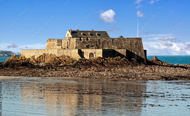 Fort National de Saint-Malo, île-forteresse accessible à marée basse