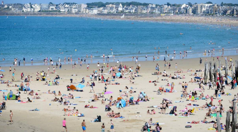 Grande Plage du Sillon de Saint-Malo, plage de sable fin accessible