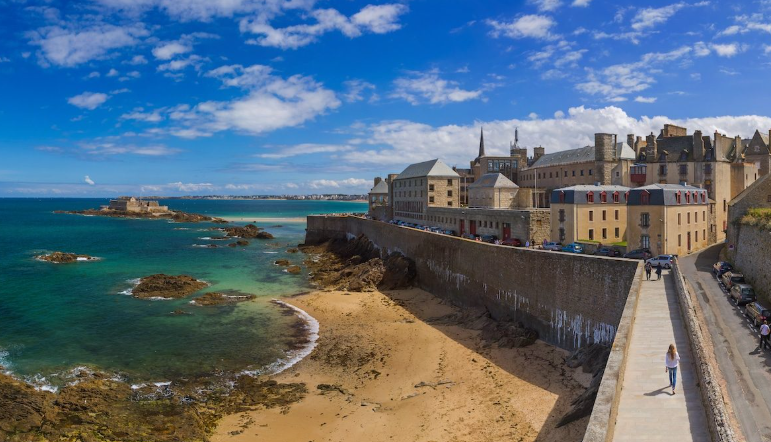 Remparts de Saint-Malo, promenade panoramique sur la Manche